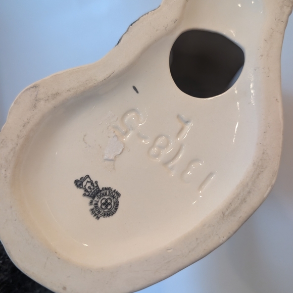 Royal Doulton Staffordshire White and Gold Ceramic Dog Figurine - Picture 6 of 7